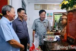 Đồng Tháp: Trao tặng tượng chân dung cho gia đình Anh hùng Lực lượng vũ trang nhân dân Trần Minh Phú