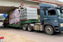 Cần sớm sửa chữa gầm cầu vượt cao tốc Bắc - Nam