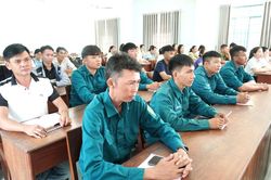 Trung tâm Chính trị xã Vạn Ninh bồi dưỡng lý luận chính trị cho 54 đảng viên mới