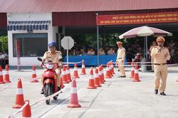 Hơn 500 đại biểu tập huấn kỹ năng lái xe an toàn