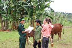 Cầu nối đưa pháp luật đến với đồng bào vùng biên