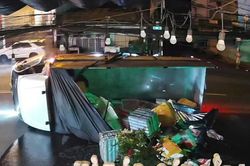Người dân hỗ trợ tài xế thu gom hải sản khi xe tải bị lật ở phường B'Lao