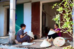 Nghề nón lá truyền thống ở thôn Khoái Quán