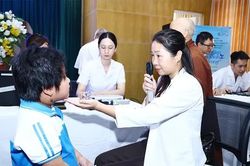 Khám sàng lọc cho hơn 220 trẻ em khuyết tật có hoàn cảnh khó khăn