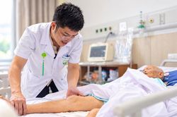Phẫu thuật thay khớp háng thành công cho cụ bà 100 tuổi
