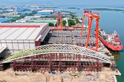 Cầu đi bộ qua sông Sài Gòn hoàn tất thử tải 3.400 tấn, chờ ngày hợp long