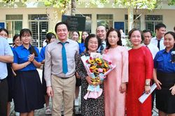 Nguyên Phó Chủ tịch nước Trương Mỹ Hoa trò chuyện với giáo viên và học sinh về truyền thống hiếu học