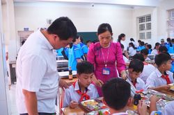 TP. HCM siết bữa ăn học đường, yêu cầu công khai khay ăn hằng ngày