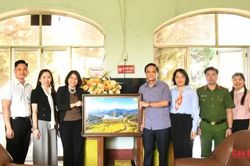 Phường Nùng Trí Cao tặng quà các công ty, doanh nghiệp nhân Ngày Doanh nhân Việt Nam 13/10