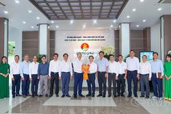Bí thư Tỉnh uỷ Cà Mau thăm, chúc mừng các doanh nghiệp nhân Ngày Doanh nhân Việt Nam