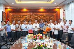 Chủ tịch UBND tỉnh Lữ Quang Ngời thăm, chúc mừng doanh nghiệp nhân Ngày Doanh nhân Việt Nam