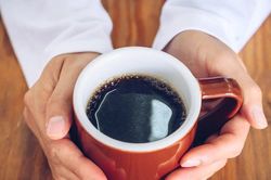 Không phải cà phê, thứ được cho vào cốc mỗi ngày mới khiến 4 bác sĩ lo ngại, cùng lên tiếng cảnh báo