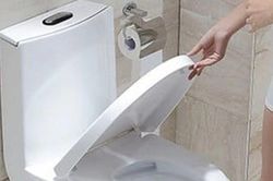 Khi xả nước bồn cầu nên đóng hay mở nắp? Nhiều người làm sai suốt nhiều năm mà không biết