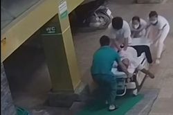 Khoảnh khắc bác sĩ trẻ nhảy lên cáng, ép tim liên tục cứu người lúc nửa đêm