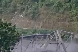 Video khoảnh khắc lũ quét kinh hoàng vò nát cây cầu ở Nepal
