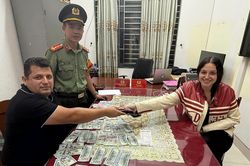 Nhặt được chiếc ví chứa hàng nghìn USD, nữ du khách Ukraine giao nộp công an