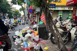 Rác thải tồn đọng gây ô nhiễm môi trường tại phường Tương Mai