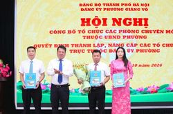 Phường Giảng Võ công bố các quyết định về công tác cán bộ tại 5 phòng chuyên môn
