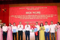 Phường Nghĩa Đô công bố quyết định thành lập, tổ chức lại các phòng chuyên môn