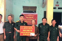 Hội Cựu chiến binh xã Hồng Sơn trao 30 triệu đồng hỗ trợ hội viên sửa chữa nhà