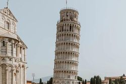 Vì sao tháp nghiêng Pisa không bị đổ?