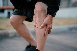 Sau tuổi 60, đi bộ vẫn đều đặn nhưng đôi chân yếu dần: 5 dấu hiệu không nên bỏ qua