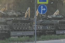 Loạt xe tăng T-90M Nga nối đuôi nhau rời chiến trường Ukraine