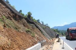 Khắc phục sạt trượt taluy dương trên cao tốc La Sơn - Hòa Liên