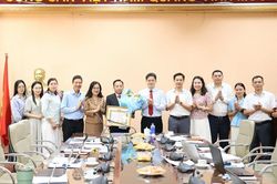Bộ Y tế tổ chức trao Huy hiệu 35 năm tuổi Đảng cho đảng viên Chi bộ Vụ Bảo hiểm Y tế