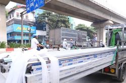 Xử lý xe ba bánh chở thép dài hơn 5m trên đường Quang Trung