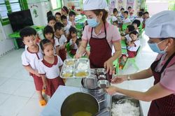 Cần sớm chuẩn hóa bữa ăn học đường vì sức khỏe học sinh