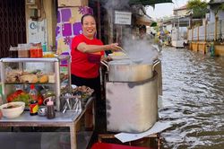 Lội nước ngồi ăn quán bún riêu ngập đến gối ở Cần Thơ