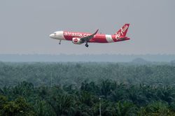 Cổ phiếu lao dốc hơn 70%, AirAsia nói không cần giải cứu