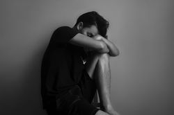 Vì sao càng phán xét người khác, ta càng dễ lặp lại lỗi của họ?