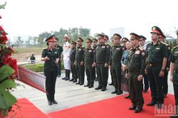[Ảnh] Phó Thủ tướng Chính phủ, Bộ trưởng Quốc phòng Lào tham quan Bảo tàng Lịch sử Quân sự Việt Nam