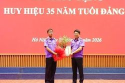 Trao tặng Huy hiệu 35 năm tuổi Đảng cho Phó Viện trưởng Viện Kiểm sát nhân dân tối cao