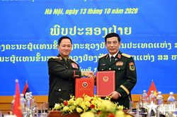 Đại tướng Phan Văn Giang hội đàm với Phó thủ tướng, Bộ trưởng Bộ Quốc phòng Lào