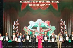 Tôn vinh 96 nông dân xuất sắc trong 40 năm Đổi mới