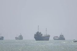 Iran tuyên bố tấn công siêu tàu chở dầu tại eo biển Hormuz