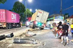 Xe container tông dải phân cách, cửa ngõ Tây Bắc TPHCM ùn ứ