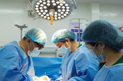 Bóc tách thành công khối u buồng trứng khổng lồ cho nữ Việt kiều