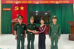 Chiếc ví đánh rơi có tài sản giá trị và giấy tờ quan trọng được trao lại cho chủ nhân