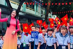 Bộ Nội vụ nghiên cứu chế độ đặc thù cho cán bộ quản lý trường trên 100 lớp