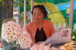 Người dân chuẩn bị hoa trắng tiễn đưa các liệt sĩ được quy tập tại Công viên Lê Thị Riêng