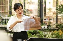 Cô gái Bắc Ninh bỏ việc thành phố về quê giữ nghề làm giấy dó