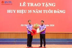 Trao Huy hiệu 35 năm tuổi Đảng tặng đồng chí Nguyễn Duy Giảng, Phó Viện trưởng VKSND tối cao