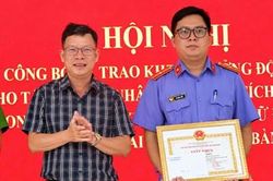 Kiểm sát viên được khen thưởng vì thành tích phối hợp làm rõ vụ trộm vàng tại Quảng Ngãi