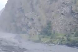 Cận cảnh lũ quét tại Nepal cuốn trôi hàng chục ngôi nhà