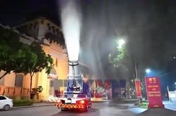 Bước vào cao điểm ô nhiễm không khí, Hà Nội thí điểm xe phun sương dập bụi