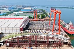 Cấm luồng tạm thời trên sông Sài Gòn khi hợp long vòm thép chính cầu đi bộ